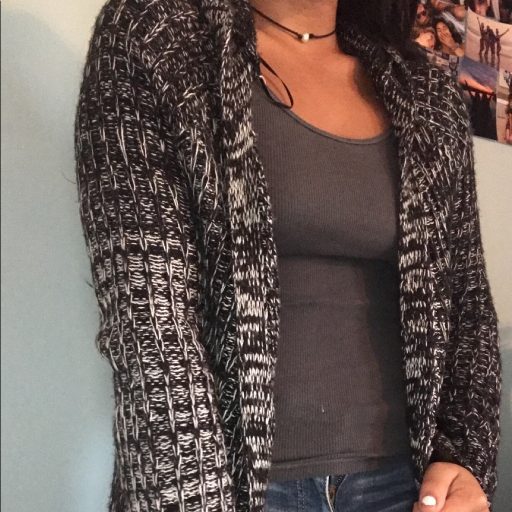 Knee leant cardigan